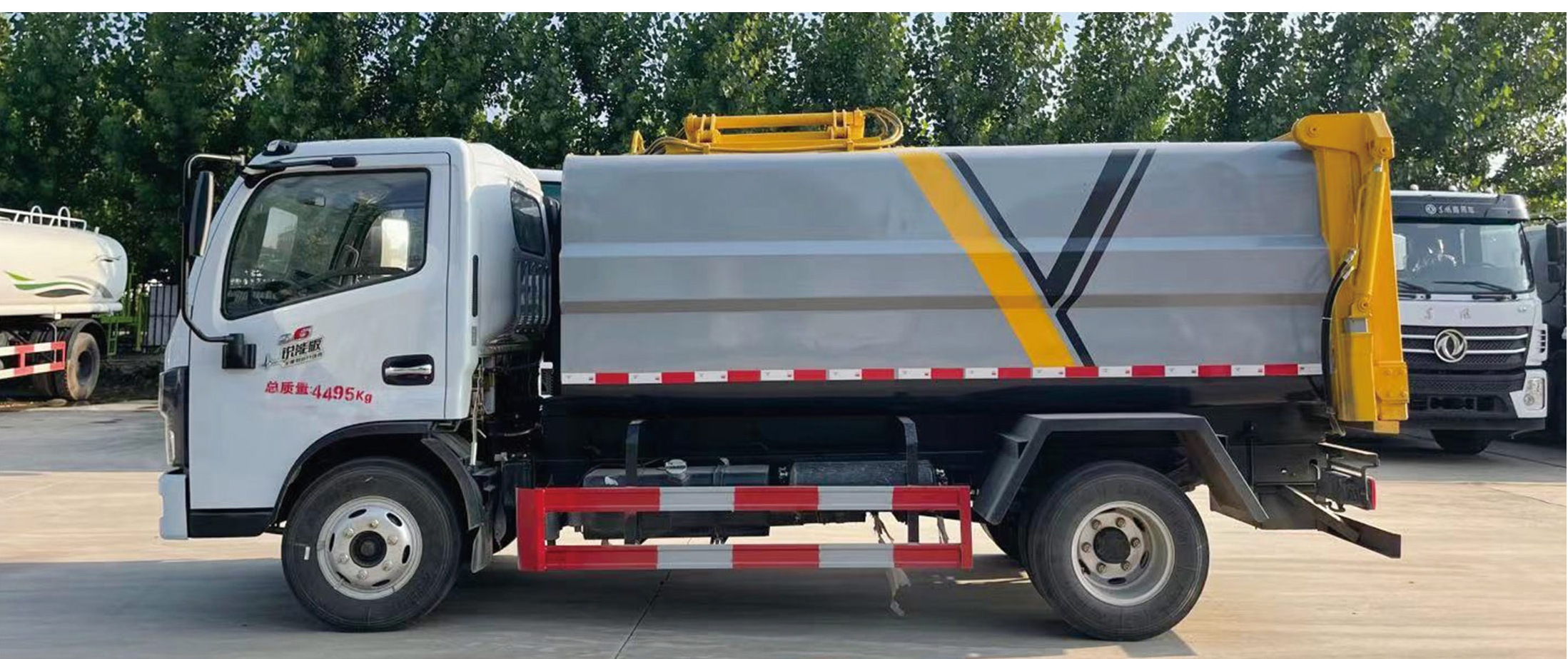Bin-lift Refuse Truck